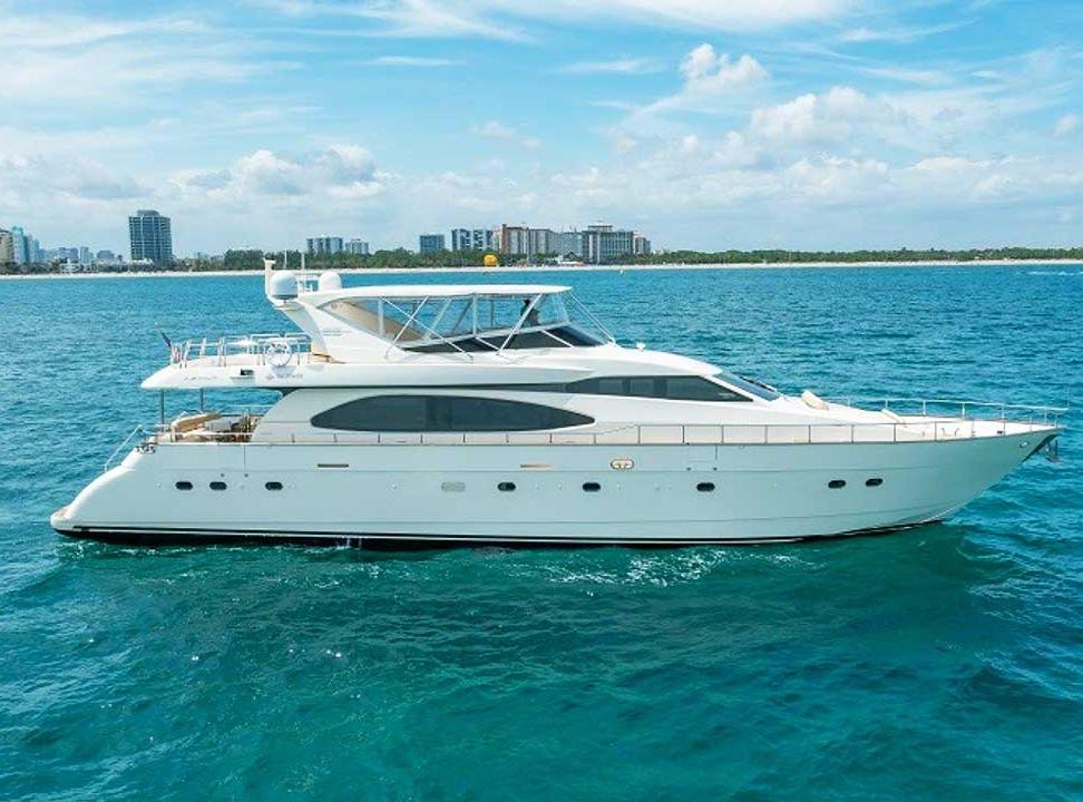 Cozumel catamaran charter; yacht Sea Ray with open bar