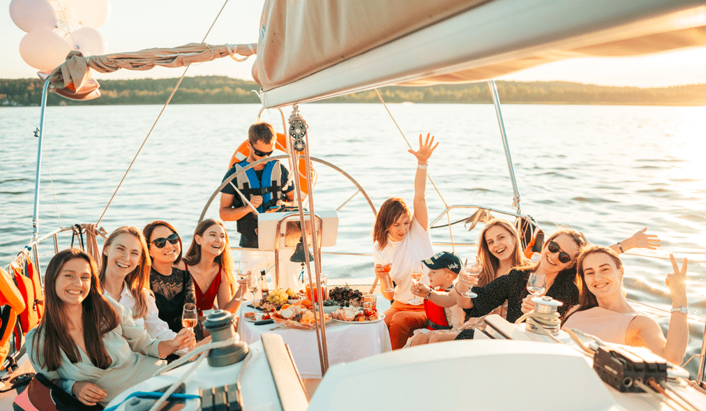 Renta de botes Tulum;  chicas haciendo una fiesta en un barco