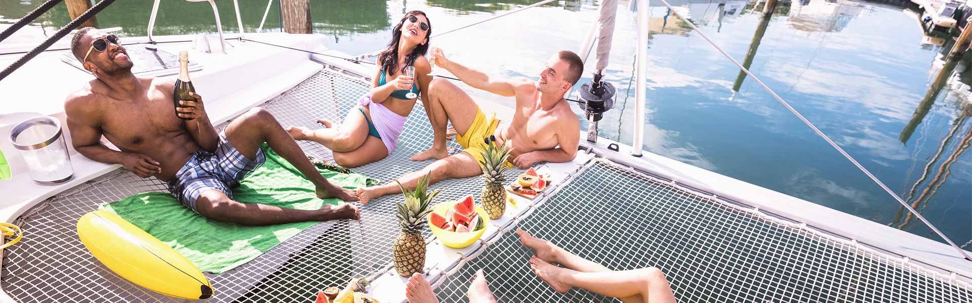 Chicos y chicas disfrutando de una renta de Yachtflex en Playa del Carmen, México.