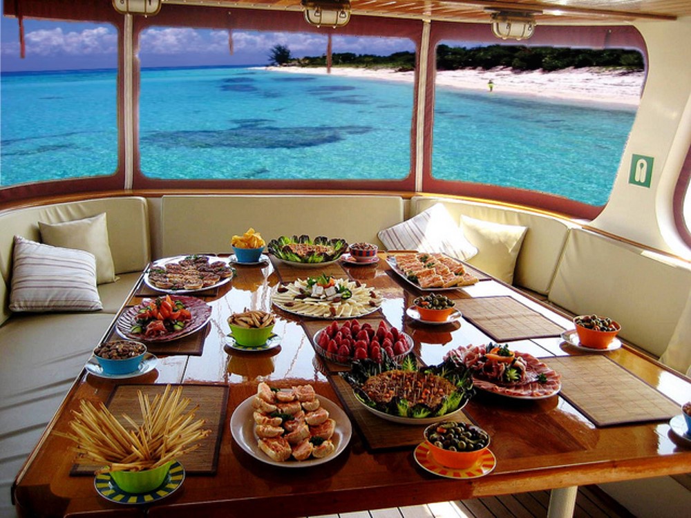 catering service on board a luxury yacht in cozumel